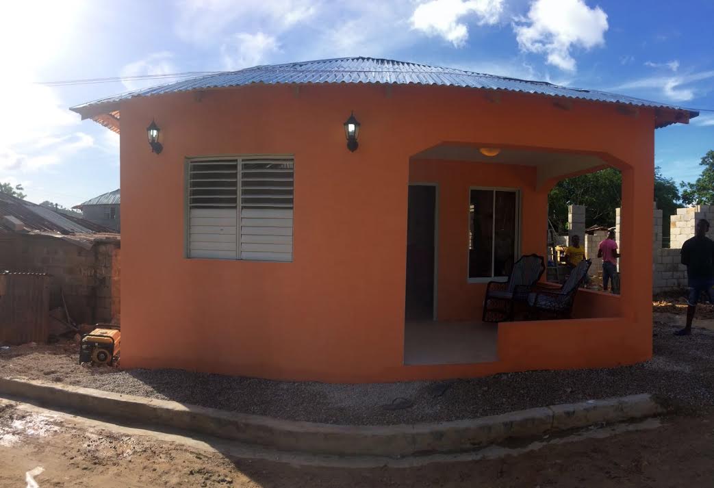 Presidente de LifeStyle entrega vivienda a familia afectada por incendio