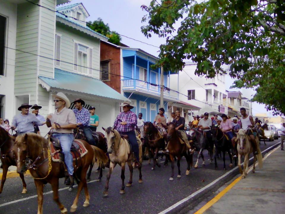 Ganaderos promueven su décima Feria con una nutrida cabalgata