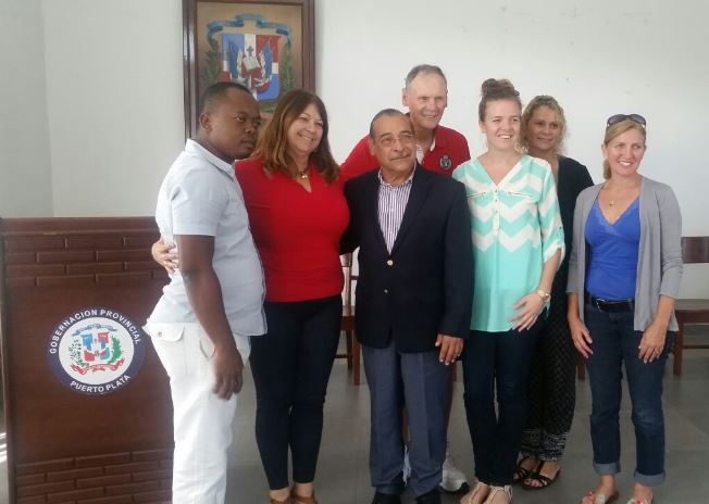 Organismo de búsqueda y rescate se reúnen con familiares de extranjeros desaparecidos en avioneta