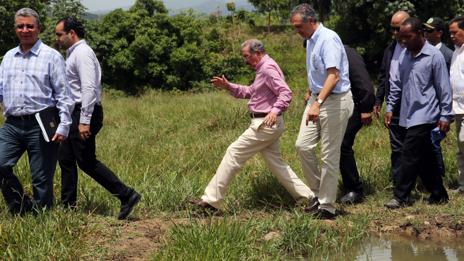 El presidente Medina brinco como un chivo en hoyo de la carretera turística Luperón en su primera visita sorpresa