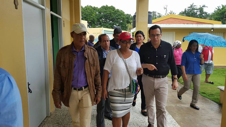 Andrés Navarro recorre centros escolares en Puerto Plata