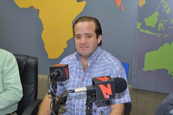 Senador Paliza echa a un lado bandería política para trabajo por damnificados