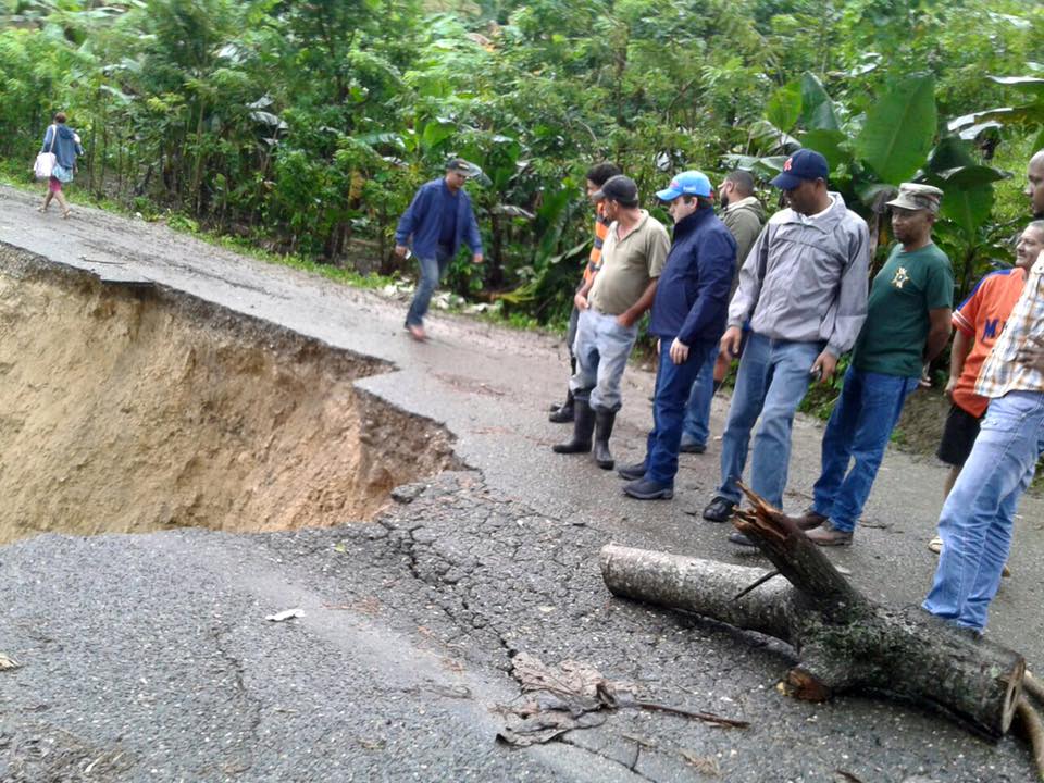 Senador Paliza recorre zonas de Puerto Plata afectadas por lluvias e inundaciones