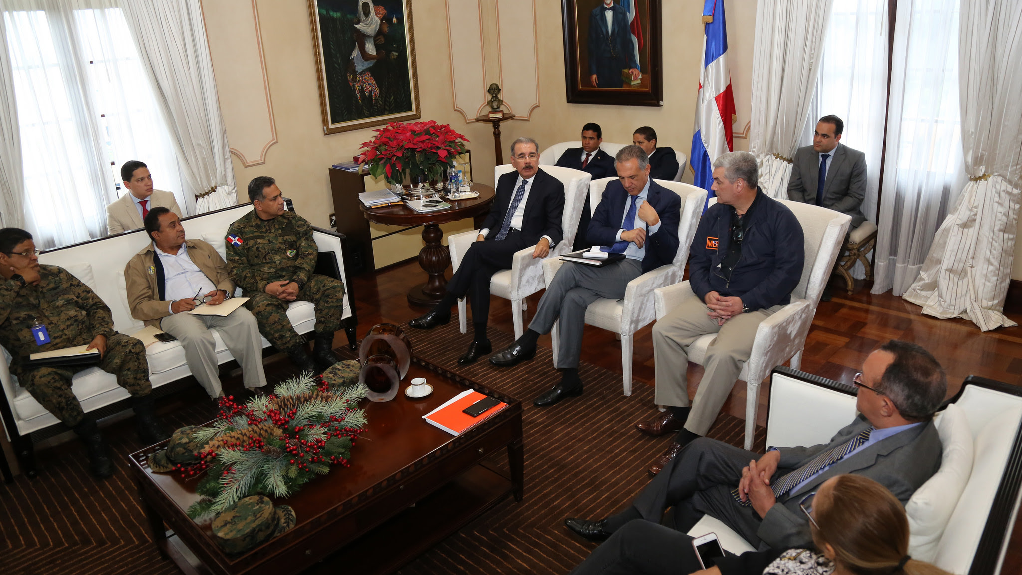 Danilo atento a situación; instruye salvar vidas humanas ante efectos de las lluvias
