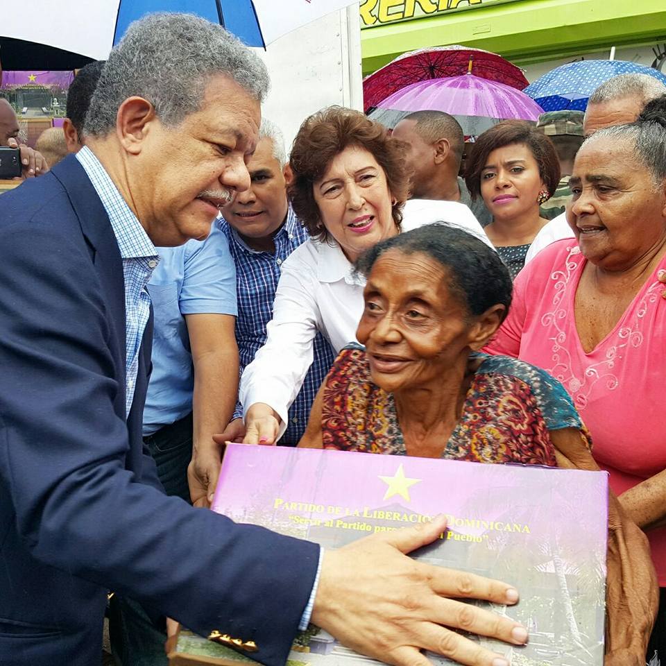 Leonel Fernández entregó miles de cajas navideñas a damnificados de Villa Isabela y Puerto Plata