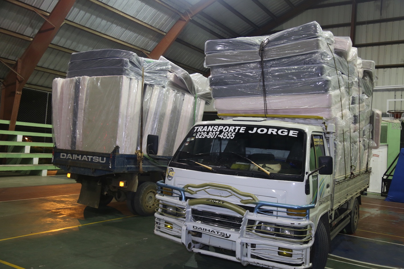 Alcaldesa hace entrega de camas en salón multiuso de Sosúa