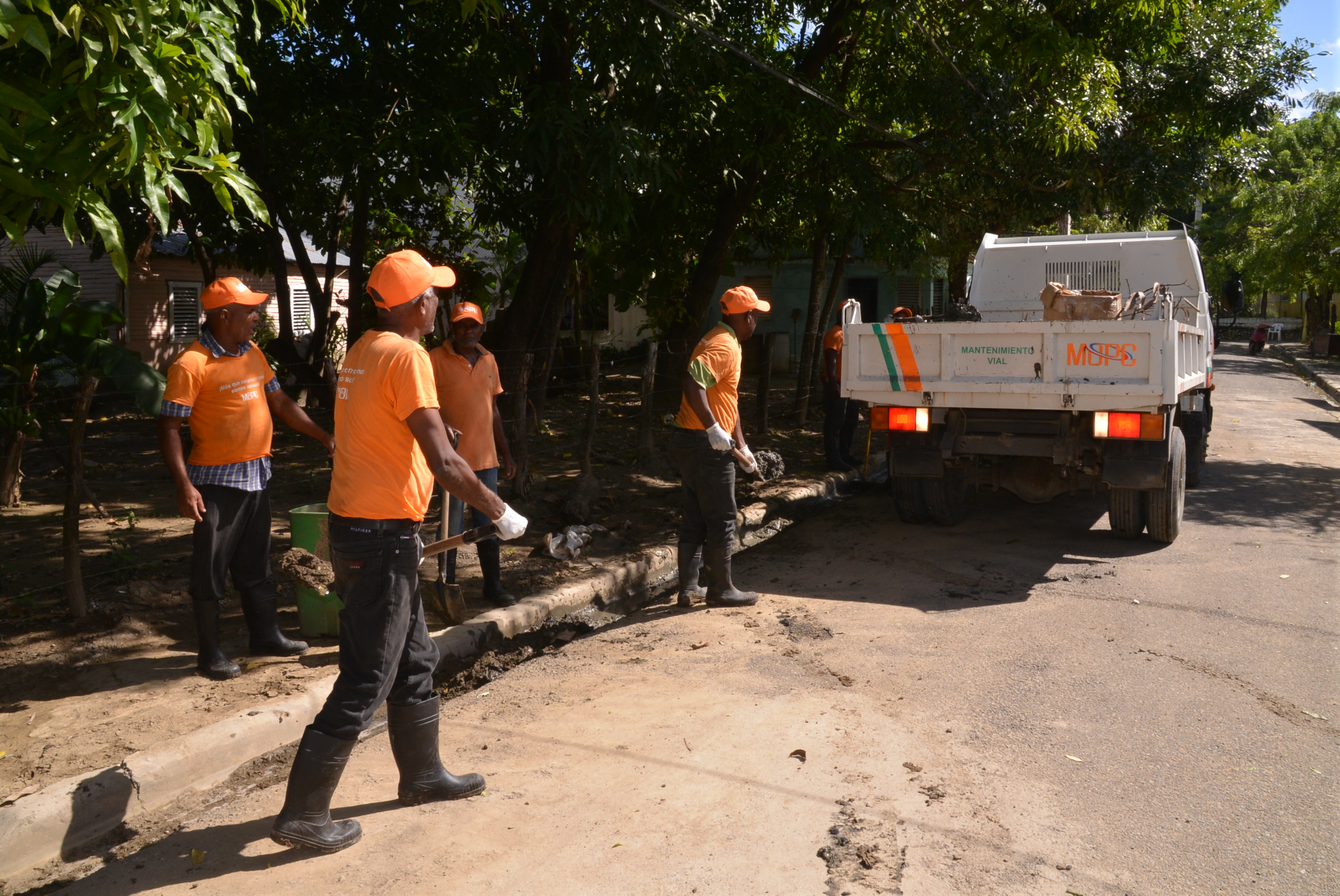 Obras Públicas interviene La Isabela con equipos y personal médico