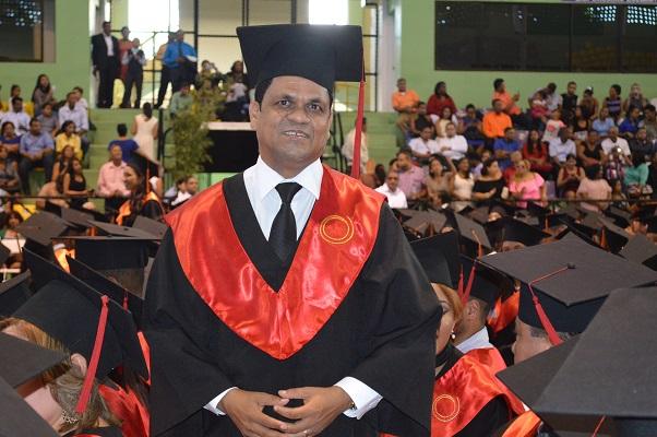 Hugo Gómez Guzmán se gradúa licenciado Magna Cum Laude en Derecho