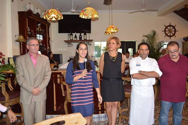 Staff ejecutivo presenta restaurante Bergantin Caribbean Bar and Grill a comunicadores