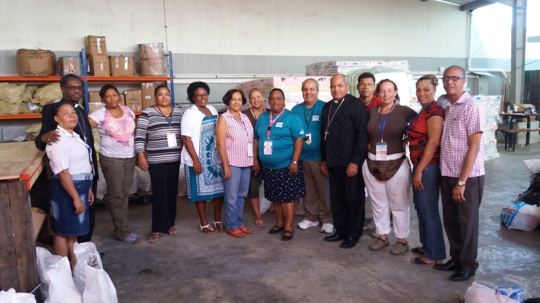 Nuncio visita zonas afectadas y centros de acopio