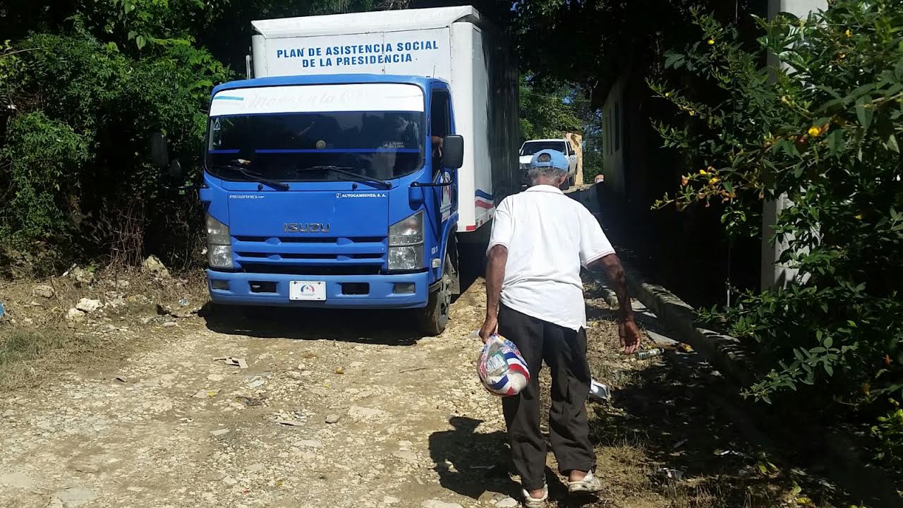 Plan Social lleva ayuda a residentes Villa Isabela