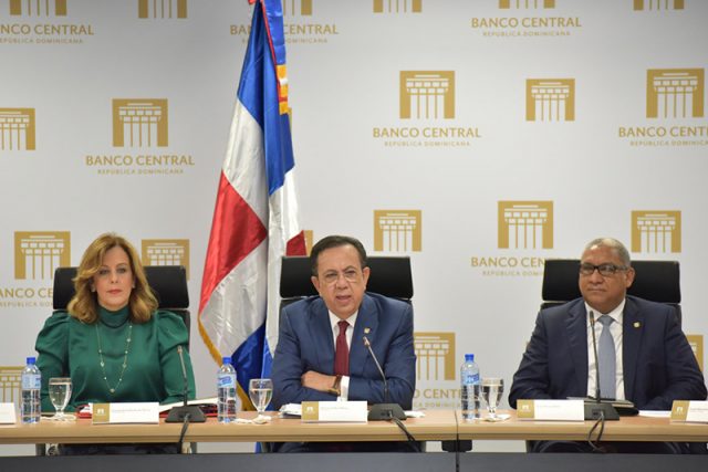 Gobernador Valdez Albizu informa que la economía dominicana crece 7.4% en el mes de diciembre
