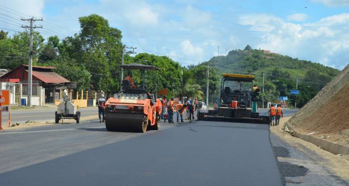 Osiris Tejada proclama asfaltado que se realiza en Maimón representa una revolución urbanística