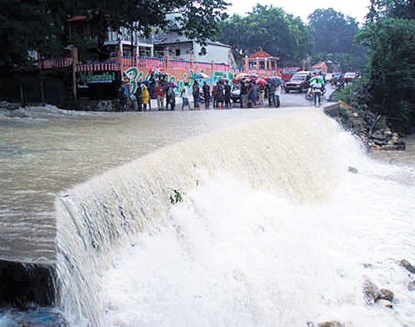 Walter Musa solicita la construcción de un nuevo puente sobre el río San Marcos