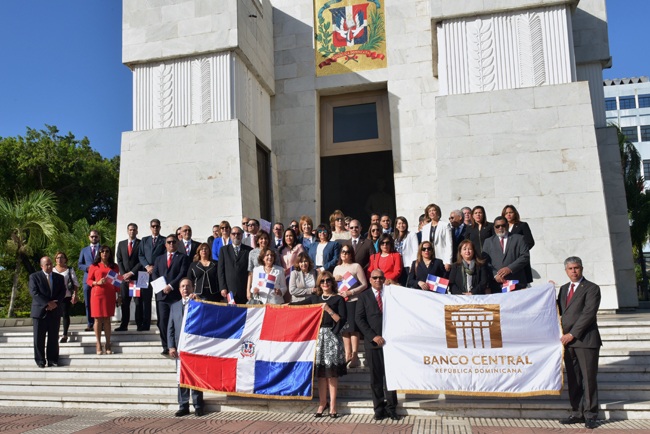 Autoridades del Banco Central depositan ofrenda floral en el Altar de la Patria