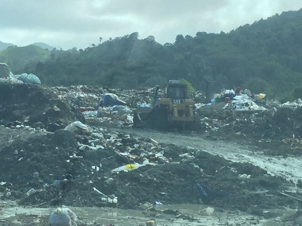 Pesimo estado de vía de acceso al vertedero por lluvias ha dañado ocho camiones
