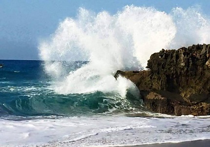 Oleaje provocan cierre de restaurantes y bares en Cabarete