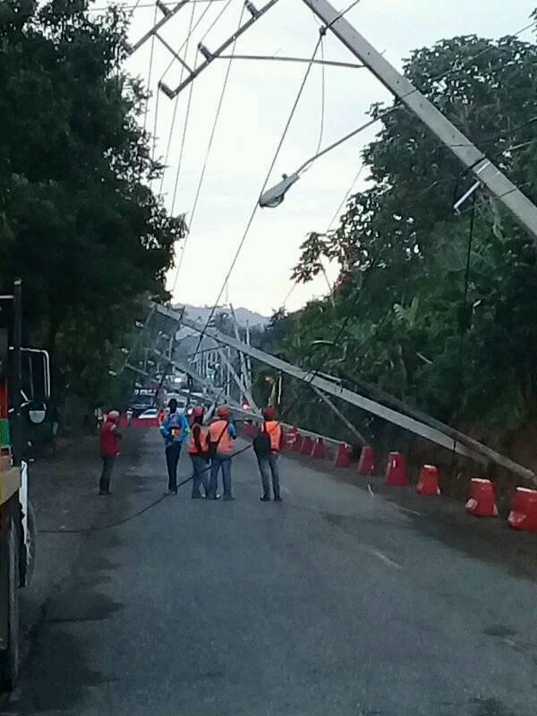 Caídas de postes por lluvias semiparalizan tránsito por carretera Puerto Plata-Navarrete