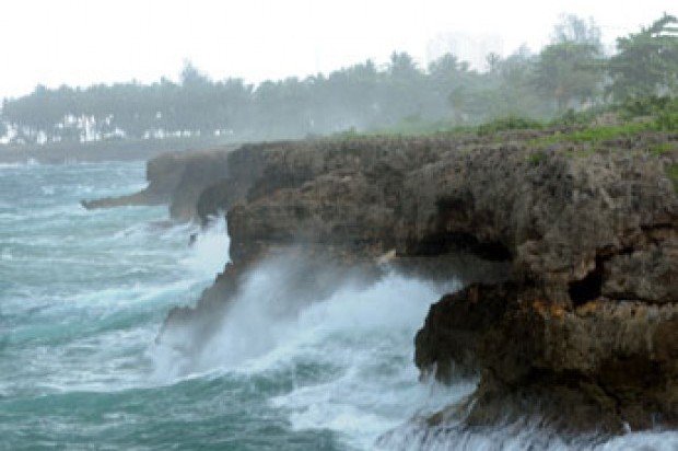 Rescatan turistas en Playa Sosúa y 18 viviendas afetadas en Gaspar Hernandez por causa de fuerte oleaje