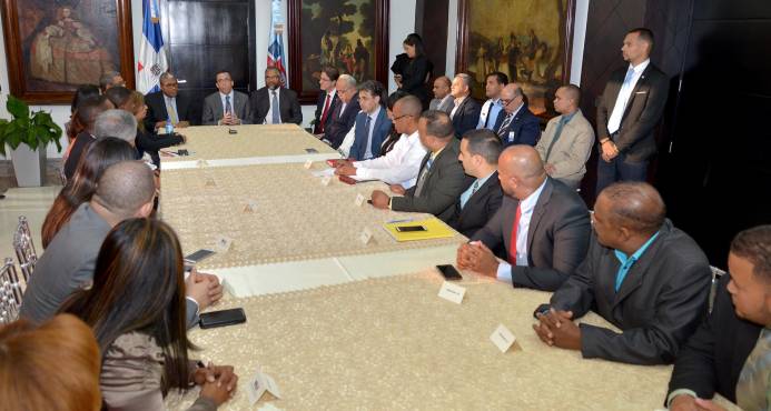 Diálogo entre ADP y Educación está en “veremos”; sectores apoyan al ministro