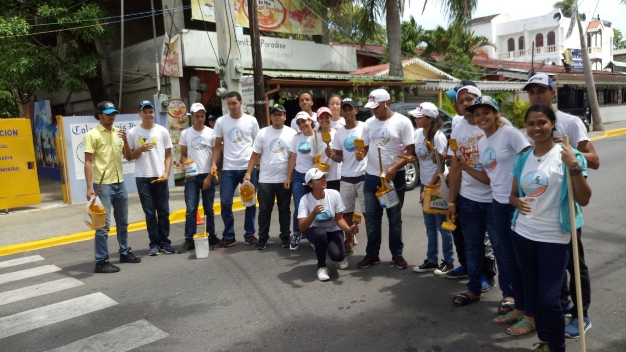 Estudiantes de término de secundaria del Colegio Luis Hess intervienen tramo de la calle Pedro Clisante de Sosúa