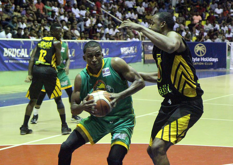 Sharks y Eduardo ganan en el baloncesto de Puerto Plata