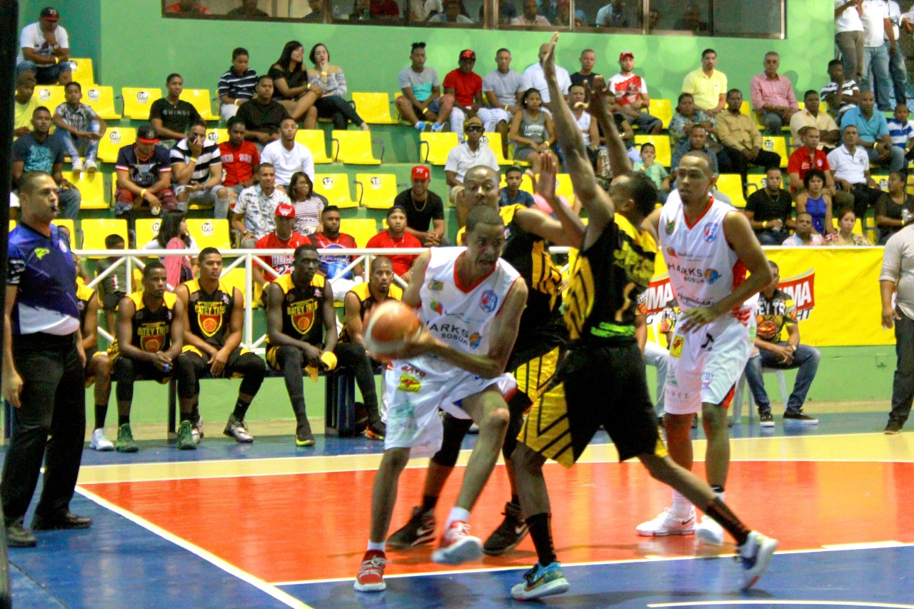 Sharks y Mellizos ganan en el baloncesto de Puerto Plata