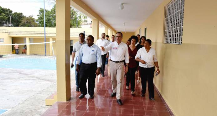 Ministro de Educación llama a acudir a clases mañana lunes