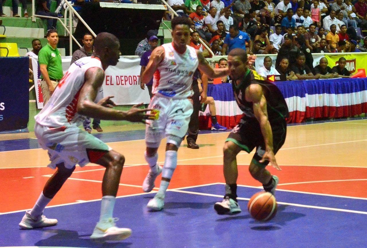 Rafael Crisóstomo guía a las Cotorras del Gustavo en la final del baloncesto de Puerto Plata