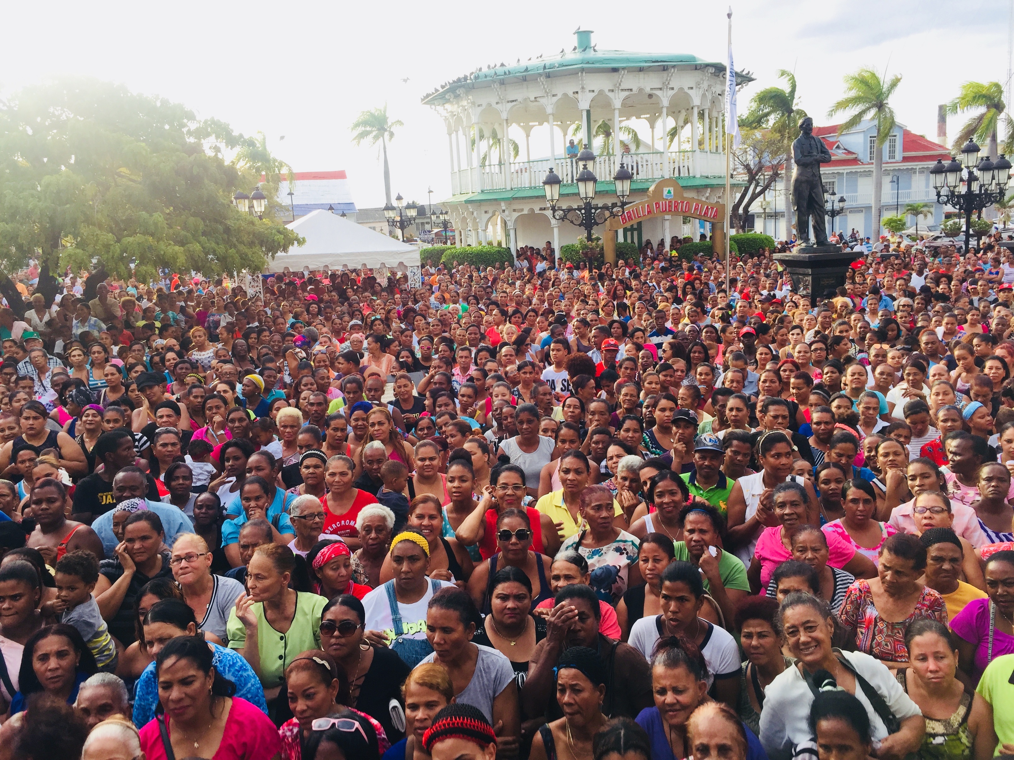 Miles de madres abarrotan la Plaza Independencia atendiendo la convocatoria del Alcalde Walter Musa