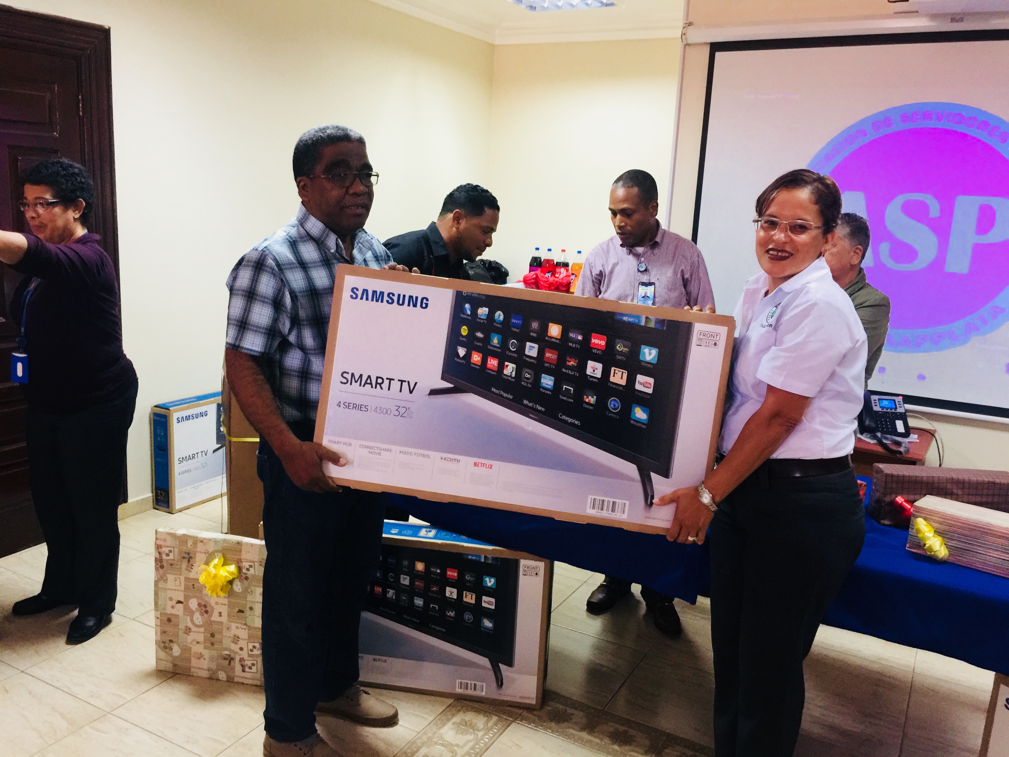 Asociacion de empleados de Coraapplata agasaja a madres que laboran en la entidad