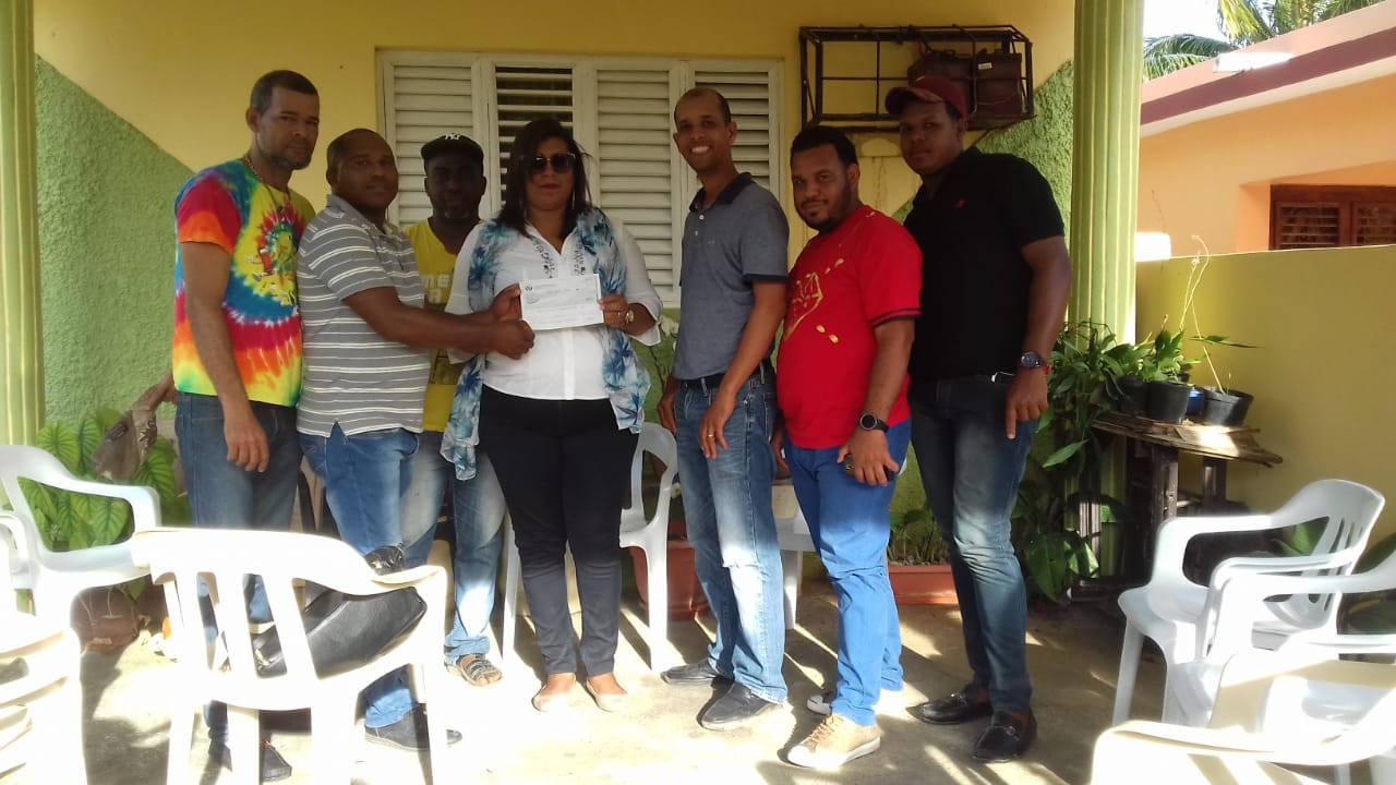 Senador Paliza entrega aportes económicos a instituciones sociales comunitarias y deportivas en El Estrecho de Luperón