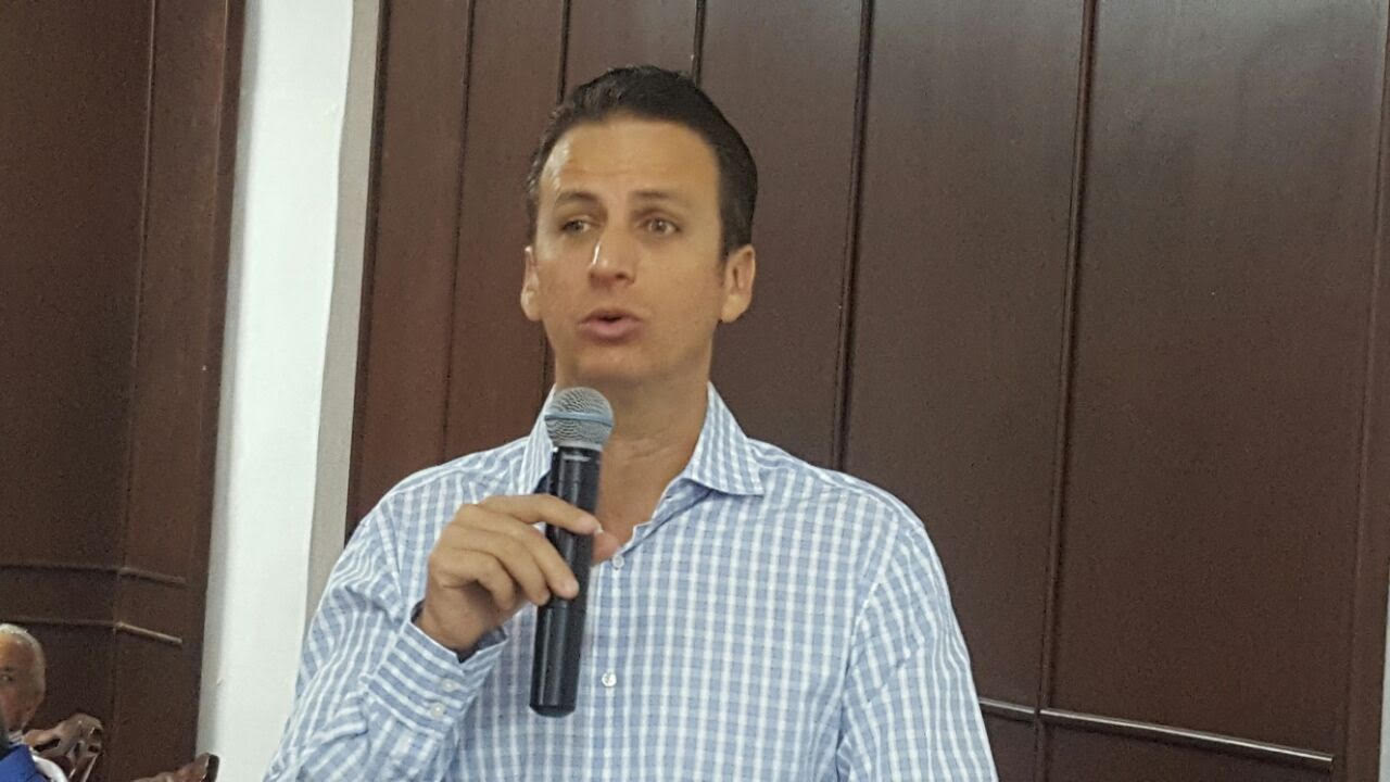 Alcalde se queja contra ciudadanos tiran basura fuera de los contenedores y después de pasar los camiones