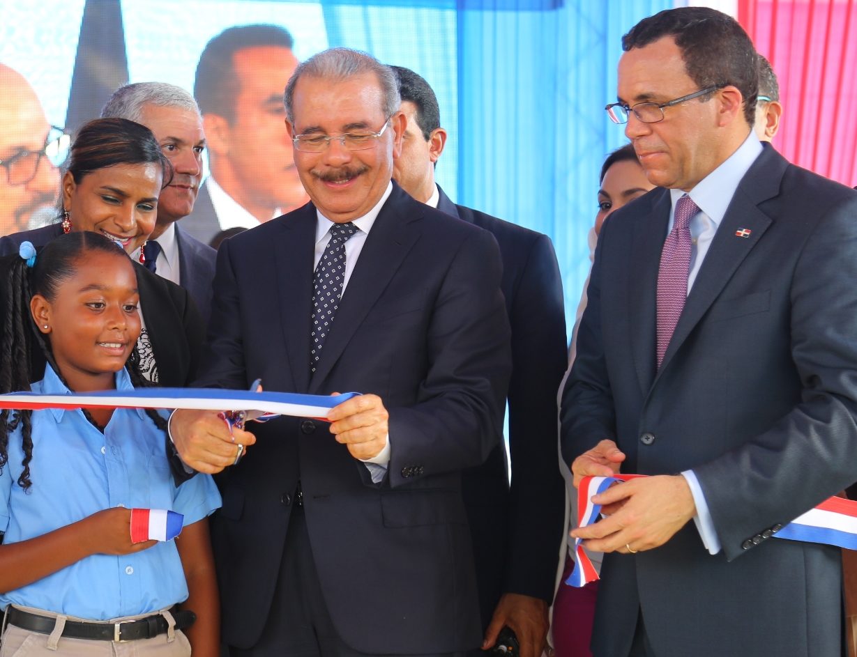 Danilo Medina inaugura una escuela y dos estancias en Puerto Plata