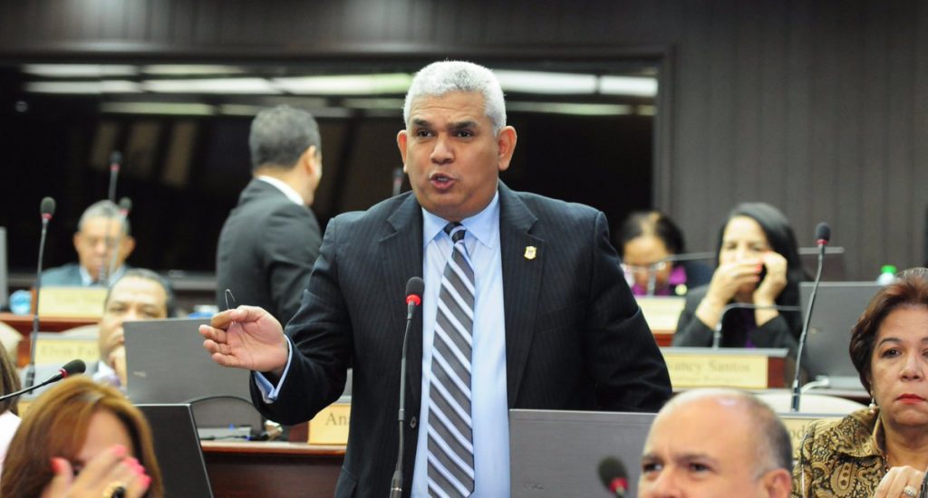 Diputado Quiñones critica a Reynaldo Pared Pérez de ensañarse con Felix Bautista y Victor Díaz Rua por ser Leonelistas