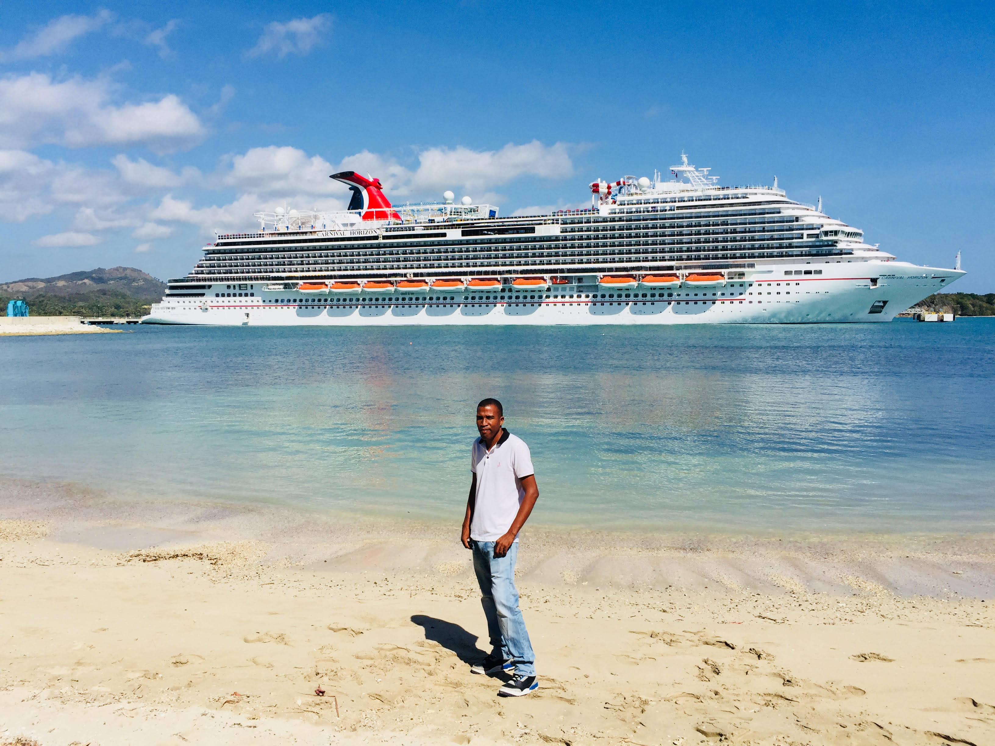 Artesanos de Plaza de Maimón piden ayuda del gobierno y Carnival para no desaparecer por ausencia de turistas