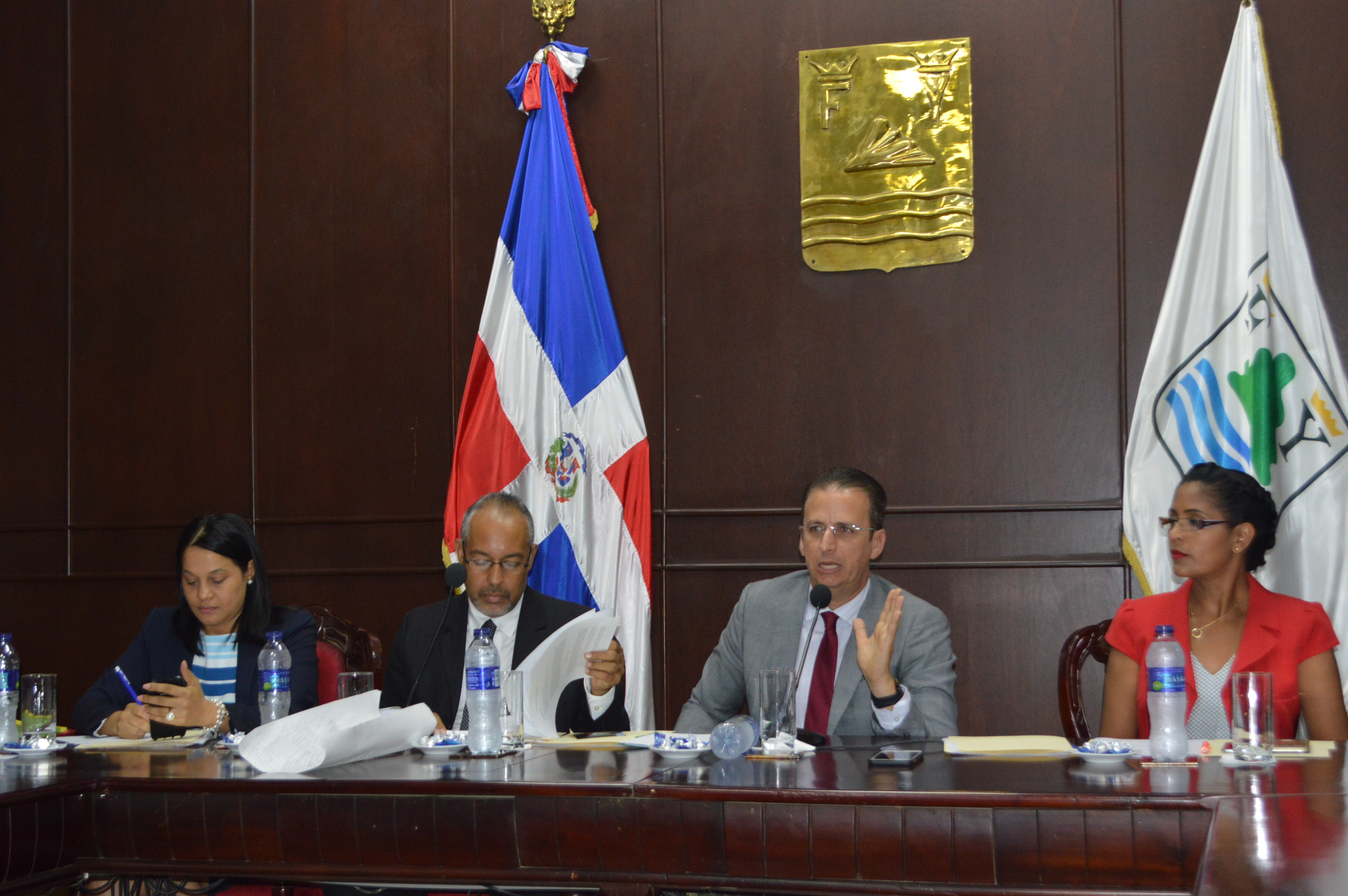 Regidores contrarios a contratación de empresa privada para recoger la basura en PP abortan sesión por abandono