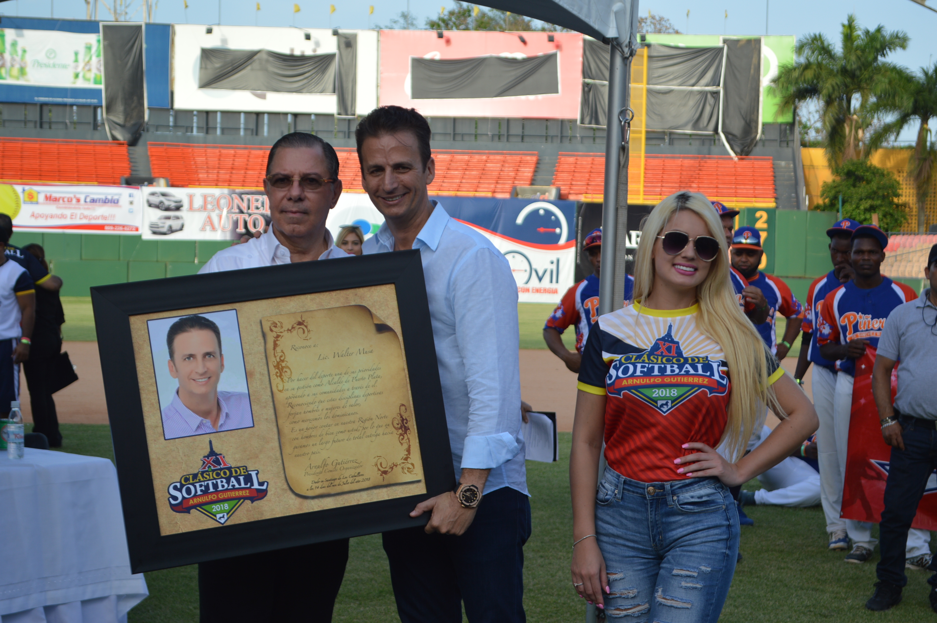 Dedican XI Clásico de Softbol Arnulfo Gutierrez alcalde Walter Musa celebrado en el Estadio de Santiago