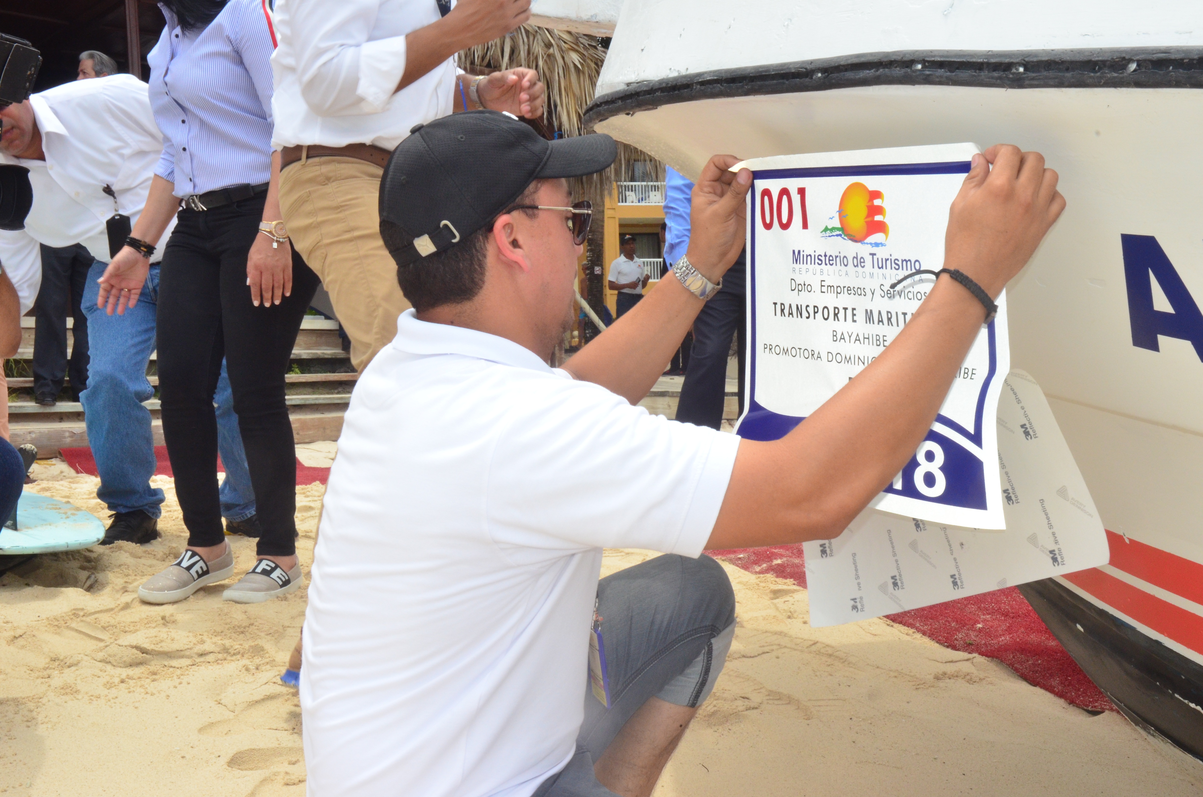 Turismo continúa rotulación medio de transporte acuático