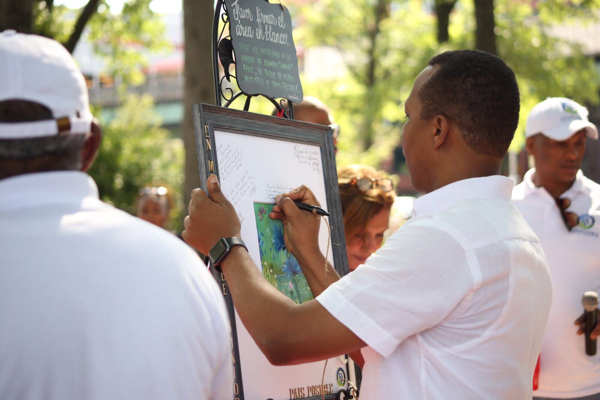 Milton Morrison visita madre de Junior, joven asesinado en NY por pandilleros