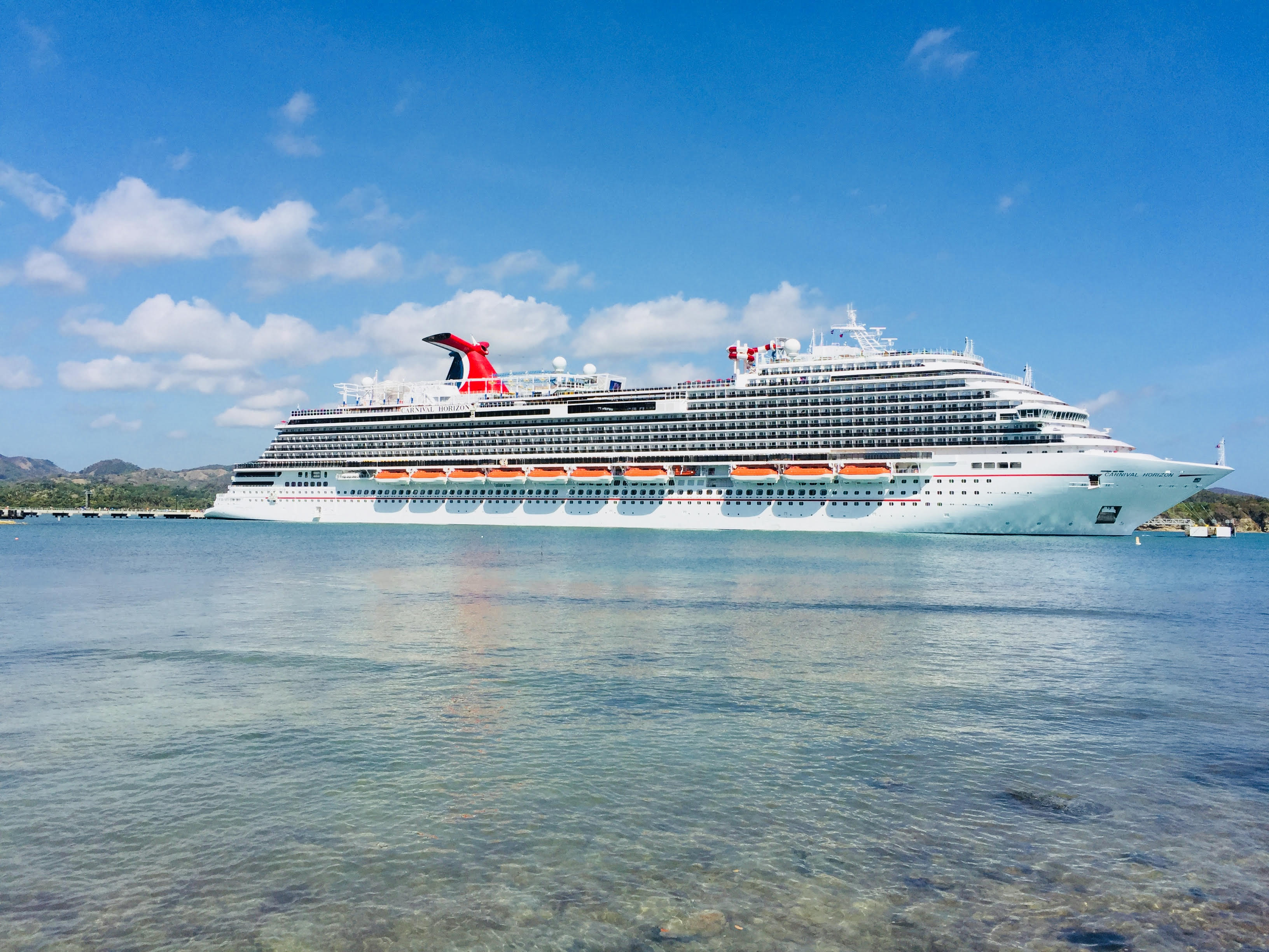 Denuncian debido a monopolio de Carnival dueños de tiendas de regalos tienen que pagar para recibir turistas