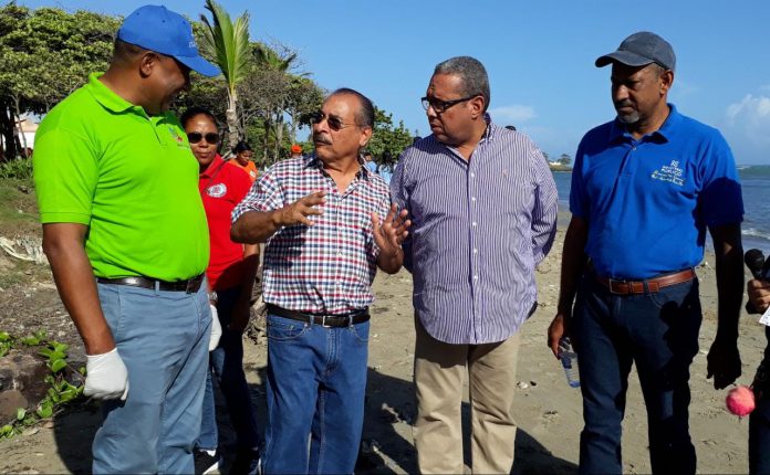 Gobernación y Medio Ambiente encabezan jornada de limpieza de playas en Puerto Plata