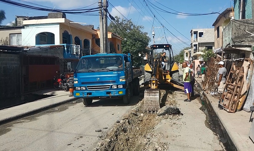 Gobernación y Ayuntamiento inician trabajos de asfaltado de la antigua vía férrea de PP
