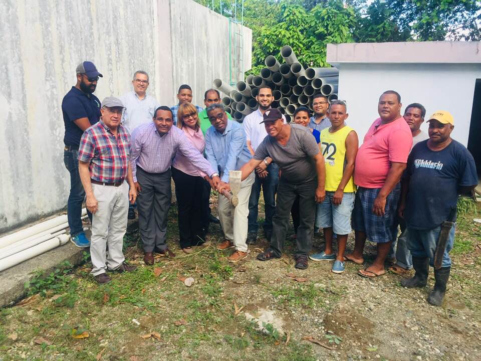 Director de CORAAPPLATA da primer picazo para soterrar línea de aducción acueducto múltiple de El Mamey