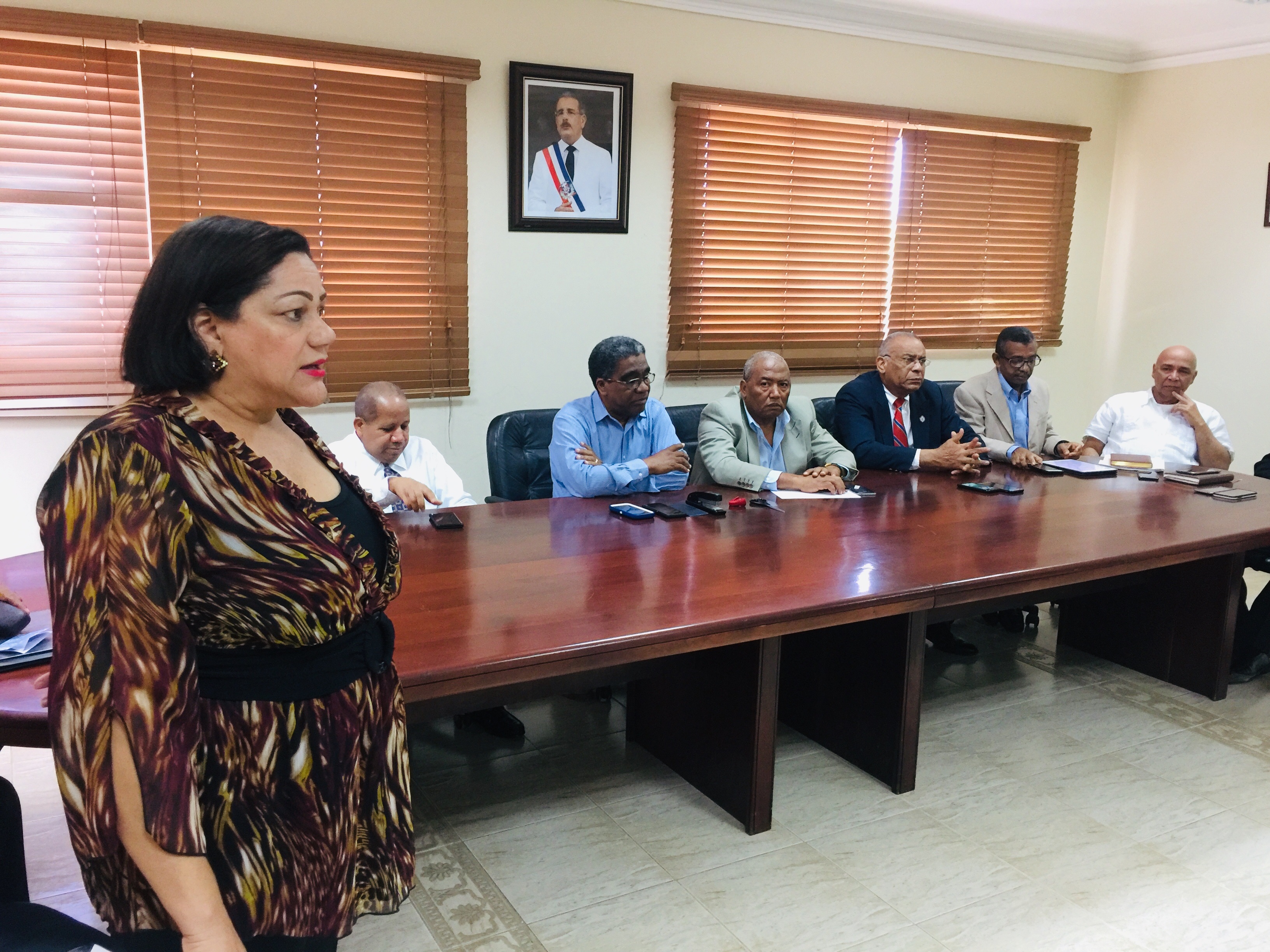 Comité Compras y Contrataciones realiza proceso licitación restriguida compra mobiliario de laboratorio