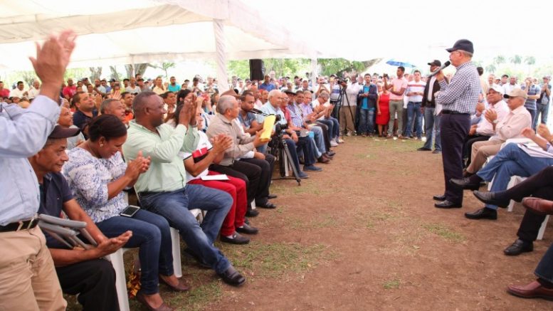 Medina promete ayuda a productores cacao y de ganado de Guananico