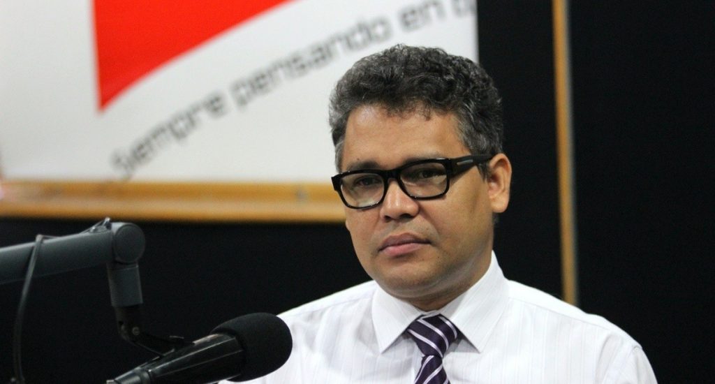 Candidato Carlos Peña denuncia alianza de lo peor de la política con lo peor del empresariado