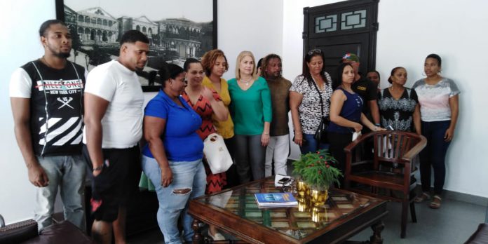 Gobernación recibe comisión esposas pescadores presos en Bahama
