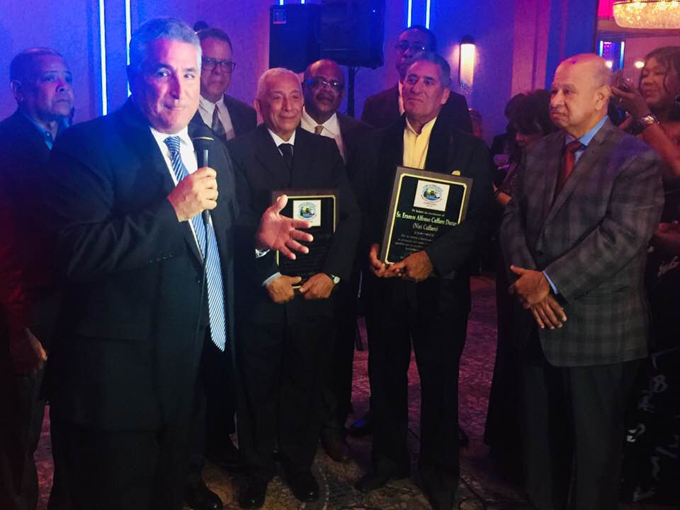 Presidente de ASHONORTE felicita a Jesús Burgos por éxito logrado en la conmemoración de los 50 años de la canción “Por Amor”