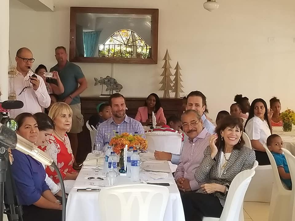 Embajadora Estados Unidos invita gobernador Ivan Rivera y alcalde Walter Musa a almuerzo navideño con niños Kosovo y Maggiolo